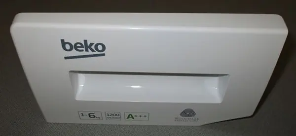 Čelo zásuvky násypky