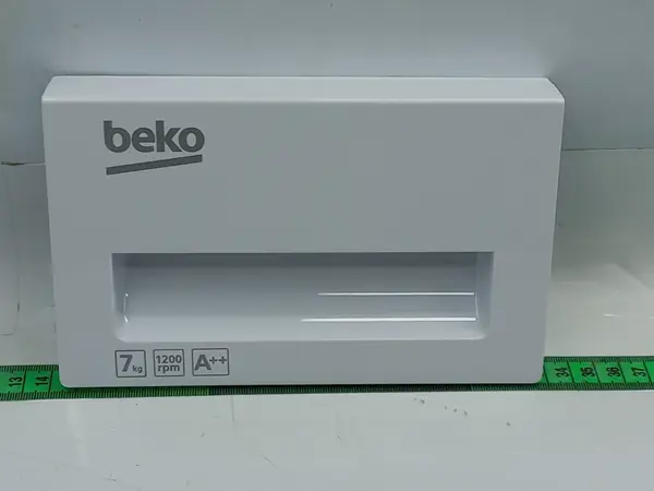 Čelo zásuvky